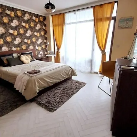 דירה красив с целогодишен топъл басейн и джакузи וארנה