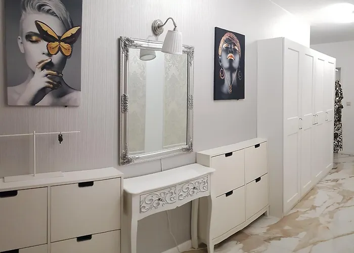 красив с целогодишен топъл басейн и джакузи